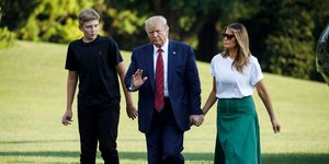 Η Μελάνια Τραμπ με τον σύζυγό της Ντόναλντ και τον γιο τους Μπάιρον