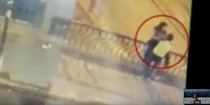 To ζευγάρι έχασε την ισορροπία του κι έπεσε την ώρα που αντάλλασσε παθιασμένο φιλί