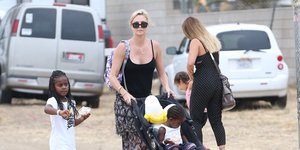 Η Σαρλίζ Θερόν με τα παιδιά της