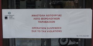 Πινακίδα της ΑΑΔΕ για φορολογικές παραβάσεις