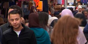 Ο Σαλάχ Αμπντεσλάμ σε εικόνα από κάμερα ασφαλείας πριν τη σύλληψή του