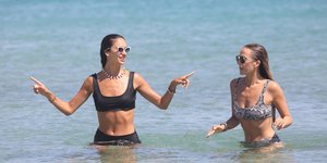 Αννα και Τέα Πρέλεβιτς μέσα στη θάλασσα με εντυπωσιακά γυαλιά ηλίου 