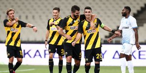 Η ΑΕΚ πανηγυρίζει το γκολ