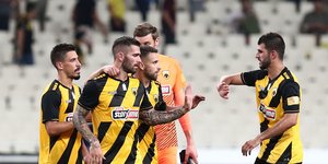 Παίκτες της ΑΕΚ αλληλοσυγχαίρονται