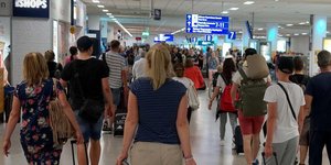 Επιβάτες έτοιμοι να αναχωρήσουν από το αεροδρόμιο Ελ Βενιζέλος