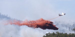 Πυροσβεστικό αεροπλάνο επιχειρεί κατάσβεση στη Γαλλία