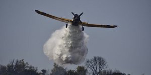 Αεροπλάνο πετζετέλ πραγματοποιεί ρίψη νερού