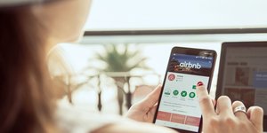 Γυναίκα κλείνει δωμάτιο μέσω AIrbnb