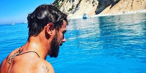 Ο Ακης Πετρετζίκης ετοιμάζεται να βουτήξει στην παραλία Πόρτο Κατσίκι