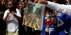 Θαυμαστής των Μπιτλς κρατά το άλμπουμ των σκαθαριών στο Abbey Road