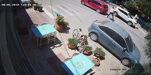 Αυτοκίνητο κάνει όπισθεν και χτυπά άνδρα