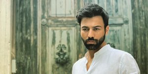 Ο Ανδρέας Γεωργίου σε σκηνή από τη νέα του σειρά «8 Λέξεις»