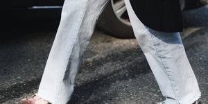 Γυναίκα με τζιν και τακούνια