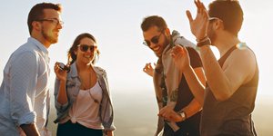 Παρέα νέων χαμογελά και χορεύει