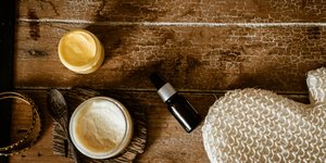 Ενα γάντι, ανοιχτά βαζάκια, μαύρο μπουκαλάκι, σε ξύλινο πάγκο