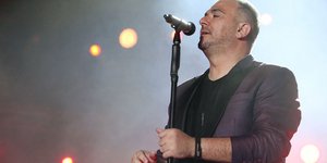 Αντώνης Ρέμος μικρόφωνο