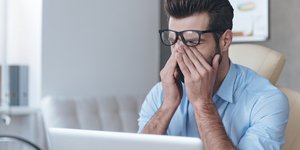 Αντρας με γυαλιά κλαίει