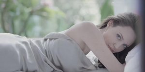 Η Αντζελίνα Τζολί με ένα σεντόνι σε κρεβάτι