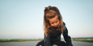 Αριστερόχειρας παιδί στο δρόμο