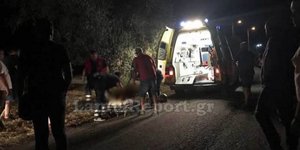 Τραυματιοφορείς μεταφέρουν άνθρωπο σε ασθενοφόρο