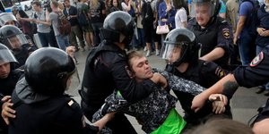 Ρώσοι αστυνομικοί προσαγάγουν άντρα