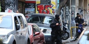 Αστυνομικός σε δρόμο στα Εξάρχεια