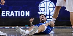 Ο Γιάννης Αθηναίου σφαδάζει στο παρκέ