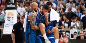 Ο άτυχος Γιάννης Αθηναίου αποχωρεί στα χέρια των Βασιλόπουλου και Μπουρούση