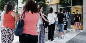 Πολίτες σε ΑΤΜ