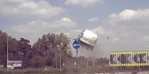 Ενα ασημί βανάκι εκτοξεύεται στον αέρα σε κυκλικό κόμβο στη Βρετανία