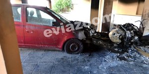 Αυτοκίνητο και μηχανή κατεστραμμένα από φωτιά