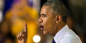 Ο Μπαράκ Ομπάμα υψώνει το δάχτυλο κατά τη διάρκεια ομιλία τους