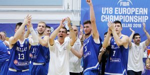 Παίκτες της Εθνικής μπάσκετ U18 πανηγυρίζουν
