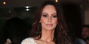 Η Μπέττυ Μαγγίρα με μπεζ μακρύ φόρεμα και ζώνη στη μέση 