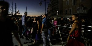 Μπλακ άουτ στον Πόρο μετά την πτώση του ελικοπτέρου στα καλώδια της ΔΕΗ