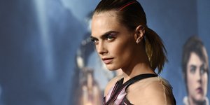 Η Κάρα Ντελεβίν με πιασμένα τα μαλλιά και φόρεμα