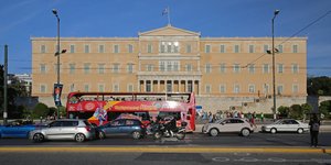 Αυτοκίνητα έξω από τη Βουλή των Ελλήνων