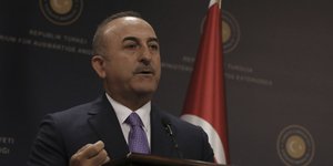 Ο Τσαβούσογλου έδειξε χάρτη της τουρκικής ΑΟΖ να φθάνει μέχρι την Κρήτη