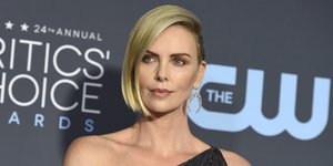 Η Σαρλίζ Θερόν με καρέ ξανθό μαλλί και μεταλιζέ τουαλέτα με έναν ώμο