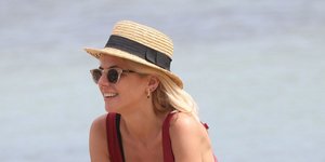 H Xριστίνα Κοντοβά με καπέλο, γυαλιά και μαγιό στην παραλία