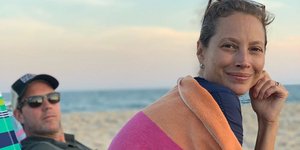 Η Κρίστι Τέρλινγκτον στην παραλία μαζί με τον σύζυγό της