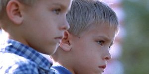 Τα δίδυμα Σπράουζ στην ταινία «Η γυναίκα του Αστροναύτη»