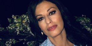 Η Δωροθέα Μερκούρη φοράει ριγέ μπλε πουκάμισο