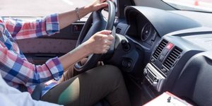 Γυναίκα οδηγός δίνει εξετάσεις για δίπλωμα οδήγησης