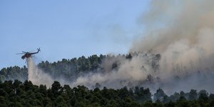 Ελικόπτερο σβήνει φωτιά