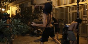 Ομάδα 30 ατόμων επιτέθηκε στα ΜΑΤ στα Εξάρχεια 