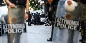 Επιχείρηση της Ελληνικής Αστυνομίας σε τέσσερα υπό κατάληψη κοντά στην πλατεία Εξαρχείων