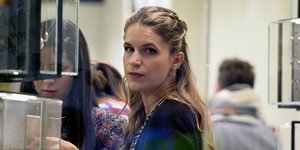 Η Ευγενία Νιάρχου κοιτάζει