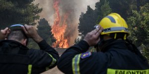 Μάχη με τις φλόγες δίνουν οι πυροσβέστες στην Εύβοια
