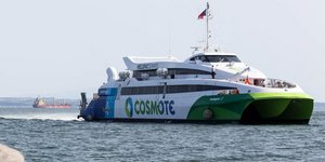 Εικόνα του πλοίου της γραμμής Flying Cat έξω από το λιμάνι